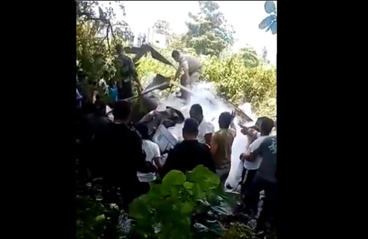 Video. Pobladores ayudan a marinos tras desplome de helicóptero en Tabasco