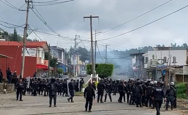 Normalistas y maestros dejan siete policías lesionados durante agresión en Michoacán