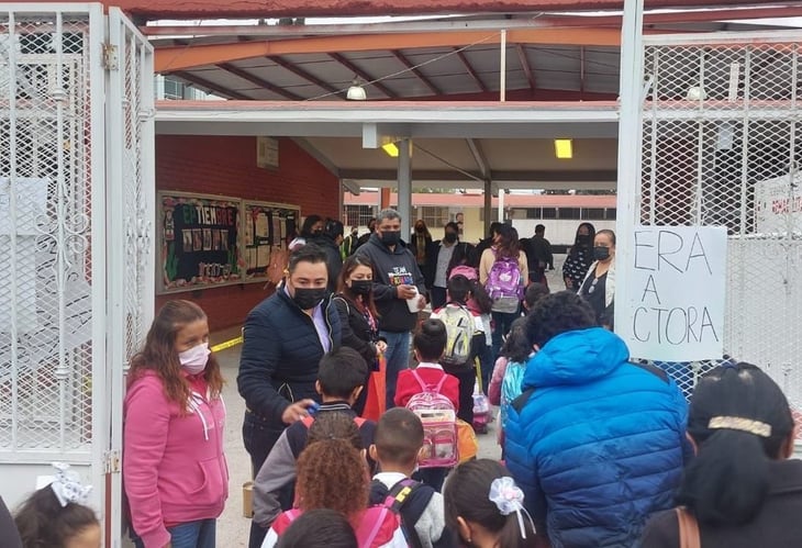 Exigen justicia, bloquean acceso a escuela primaria Ignacio Allende en Saltillo 