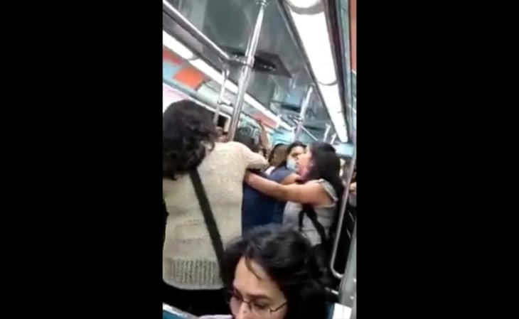 '¡Ya tranquilas!': Difunden VIDEO de pelea entre mujeres por asiento en Metro CDMX
