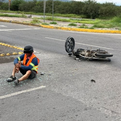 Choque entre moto y auto deja un lesionado en Monclova 