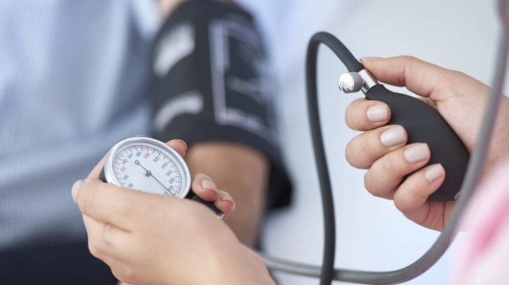 ¿Cómo bajar la presión arterial sin medicamento?