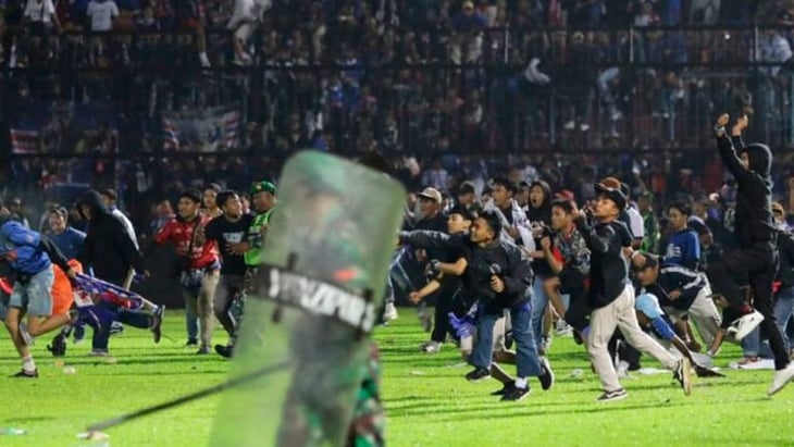Indonesia: Tragedia en estadio aumentó, suman 131 muertos y mas de 400 heridos  