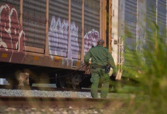 Tren le amputa una pierna a mujer migrante en la frontera de Texas