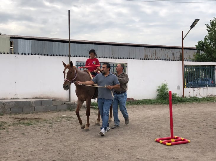 Niños especiales reciben equino terapia en Monclova
