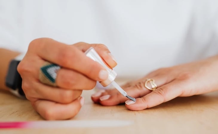 Nail slugging: la rutina viral de TikTok que revitalizará tus uñas