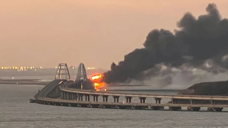 Explosión hace colapsar parte del único puente que une a Crimea con Rusia; Hay 3 muertos