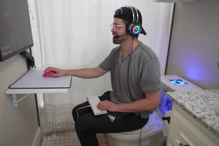 Youtuber tunea su baño y lo convierte en una PC Gaming
