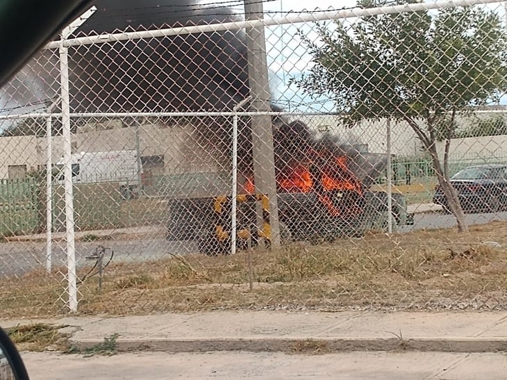 Camioneta se incendia por falla mecánica en San Buenaventura