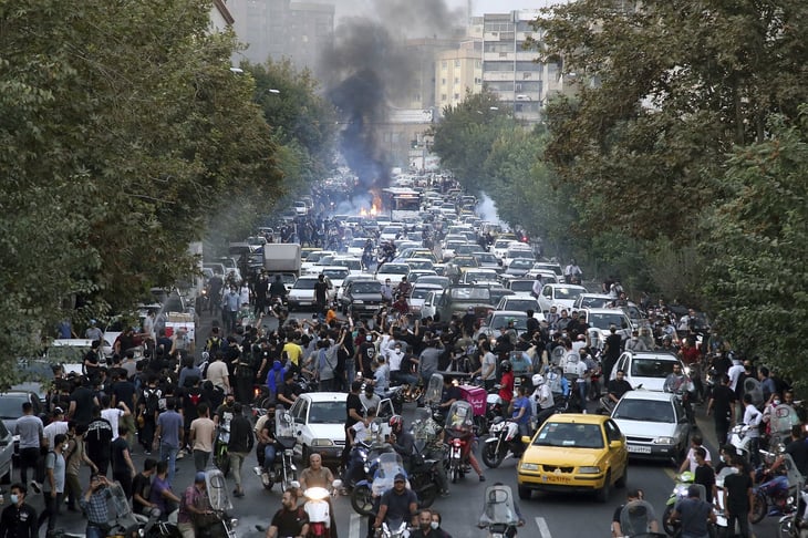 Irán vive intensa jornada de huelgas y protestas 