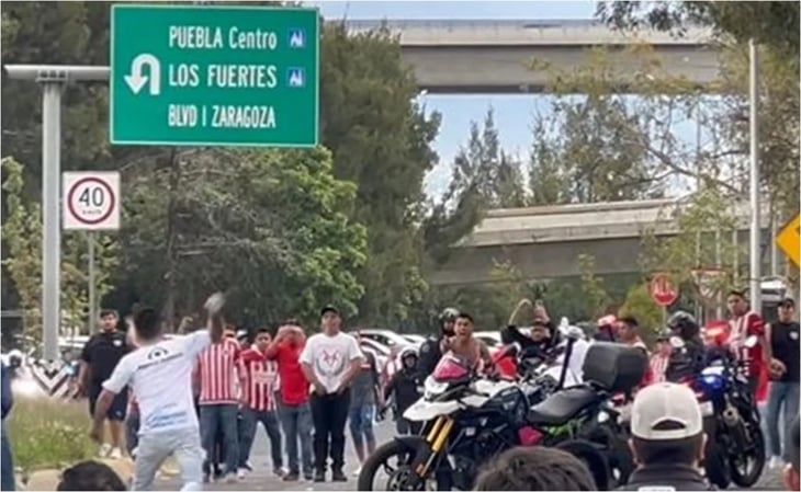 Video: Aficionados de Chivas y Puebla tienen altercado en las cercanías del Estadio Cuauhtémoc