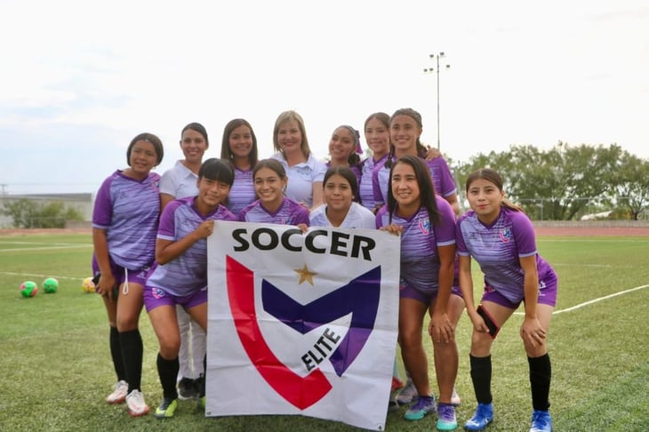 La alcaldesa inaugura el torneo femenil 'Mujer 4x4' en Unidad Deportiva 'Santiago V.'
