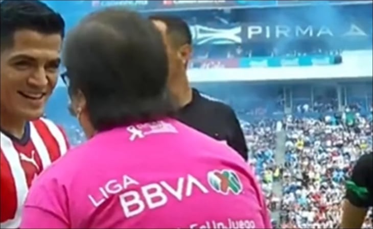 ¡Una más del protocolo de la Liga MX! Ahora una señora trollea a las Chivas