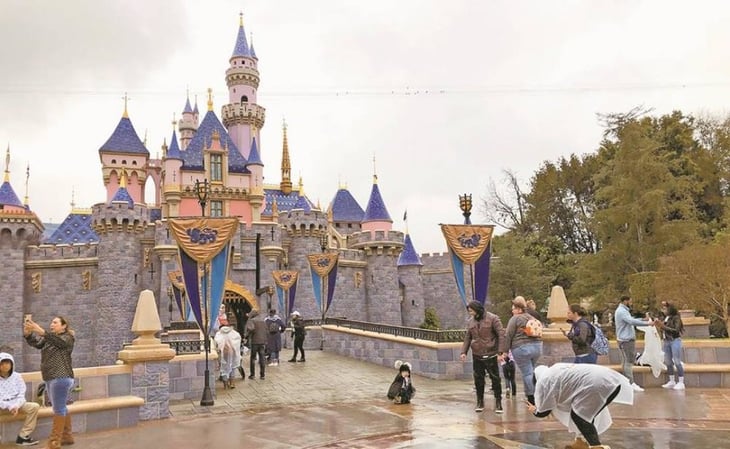 Buscan lavaplatos para trabajo en Disneyland; ofrecen bono de mil 500 dólares