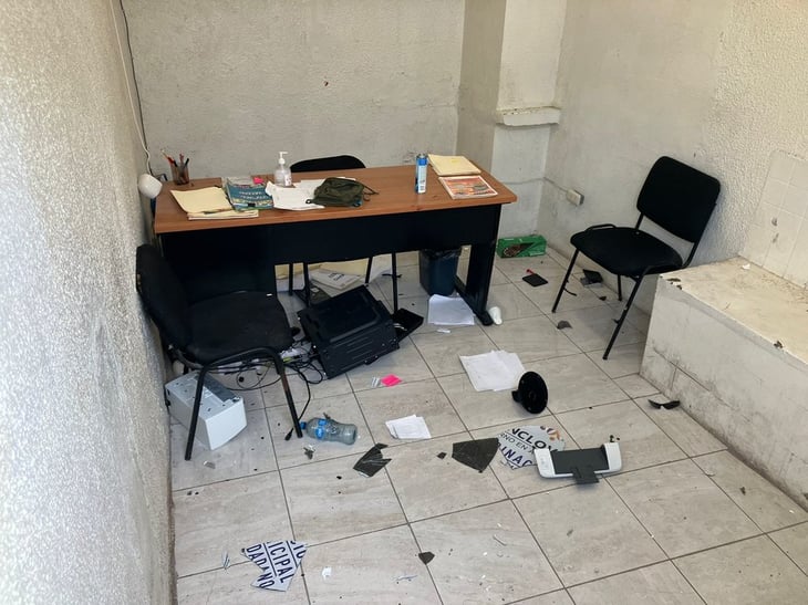 Oficina de AHMSA fue vandalizada por mujer