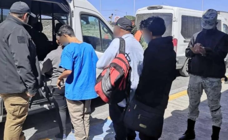 Migrantes cubanos se atrincheran en autobús en Veracruz