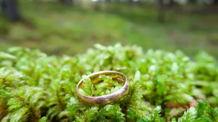 Mujer pierde su anillo de bodas y lo encuentra entre la maleza tras paso del huracán 'Ian'