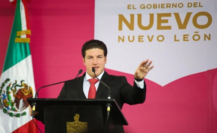 Samuel García entrega tarjetas del programa 'Hambre Cero' en Nuevo León