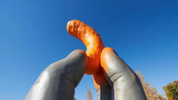 Crean una estatua en honor a los Cheetos