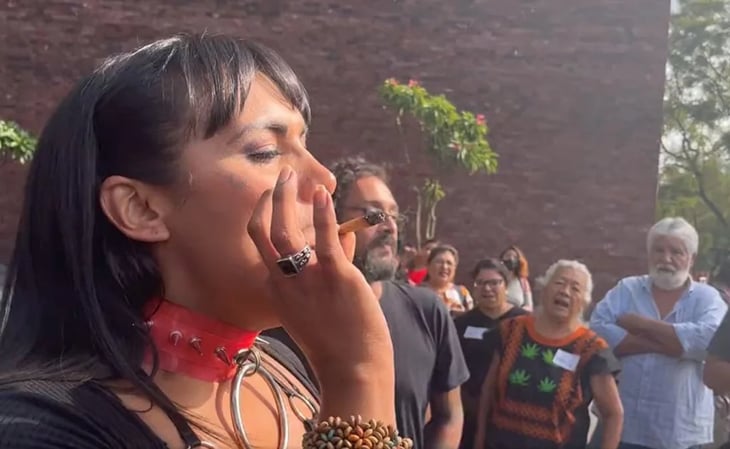 Diputada trans se fuma un 'churro' de marihuana en inmediaciones de San Lázaro