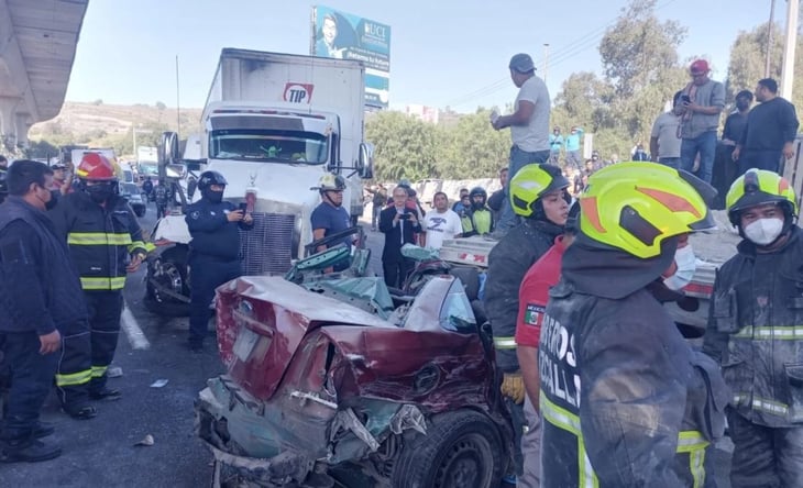 Adulto mayor queda prensado tras accidente entre trailers y auto particular en la México - Querétaro