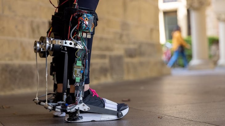 Las nuevas botas robóticas que ayuda a caminar más rápido