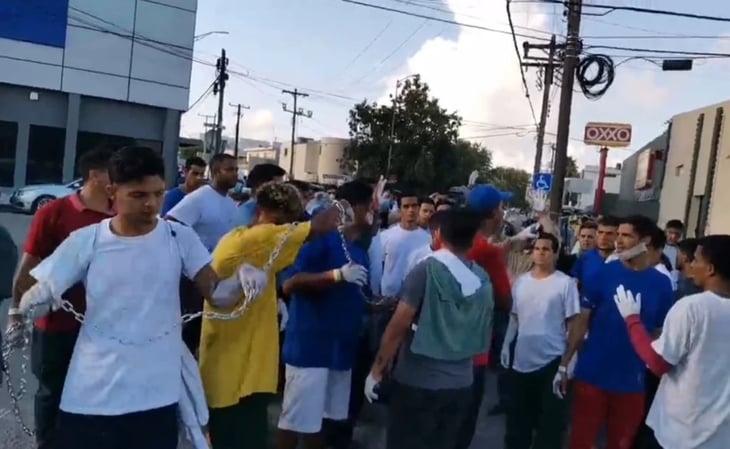 Migrantes venezolanos se encadenan y bloquean Puente Nuevo de Matamoros por nuevas medidas de EU