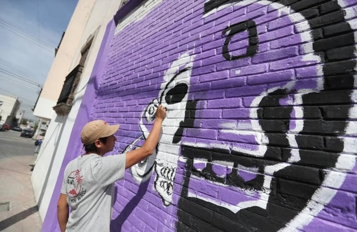 Artistas callejeros hacen honor a la vida y la muerte en panteón de Lerma