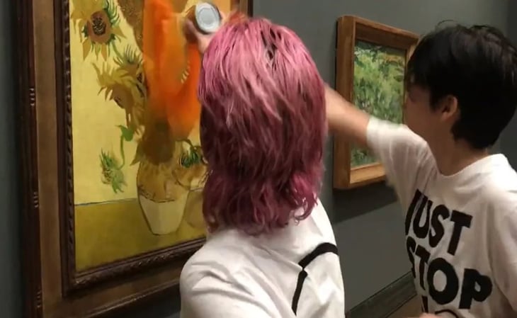 Comparecen ante juez, activistas que tiraron sopa de tomate a cuadro de Van Gogh