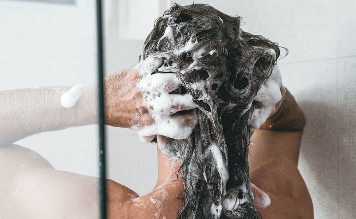 Cómo preparar shampoo de cebolla para prevenir la caída del pelo