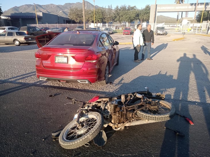 Conductora embiste a motociclista en Castaños