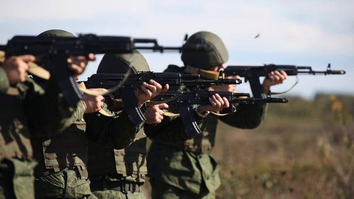 Rusia reporta ataque terrorista en campo de entrenamiento de soldados, con al menos 13 muertos