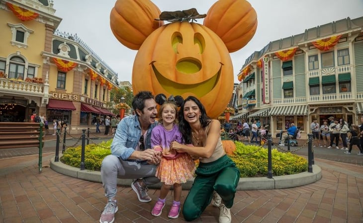 Kai, Aislinn Derbez y Mauricio Ochmann celebran juntos Halloween en Disneyland