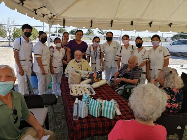 Alumnos de enfermería visitan a abuelos del asilo San Buenaventura 