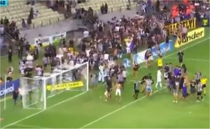 VIDEO: Escándalo en el futbol brasileño, aficionados generan pelea en las gradas e invaden el campo de juego