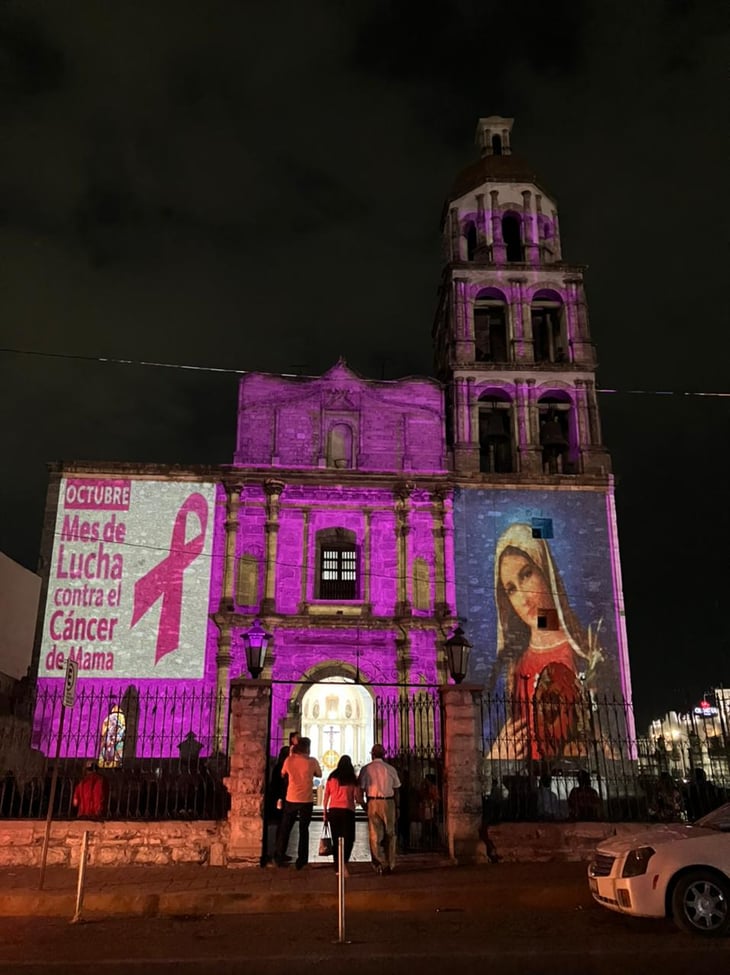 Encendido rosa en Plaza Principal de Monclova 