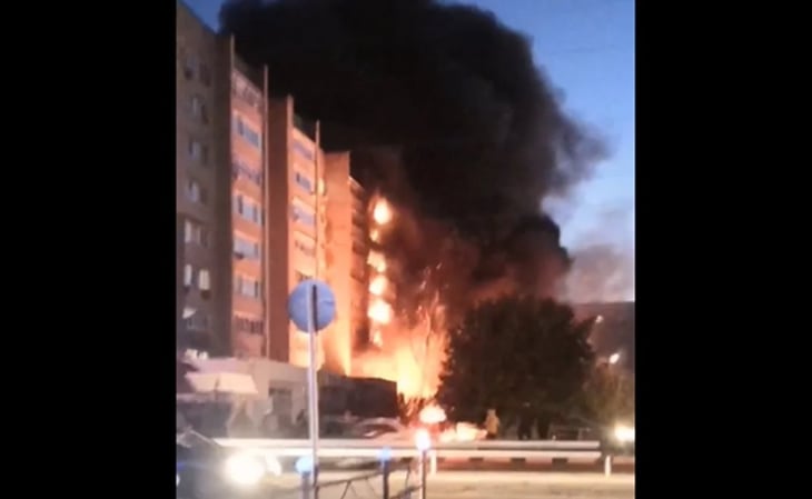 Reportan impacto de avión militar contra edificio de departamentos en Rusia