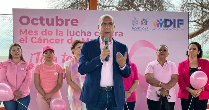 Formación de lazo rosa en gimnasio Milo Martínez de Monclova 