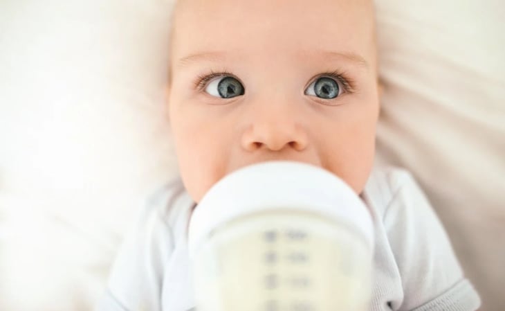Fabricante de fórmula infantil ahora retira en EU biberones con leche por esta razón