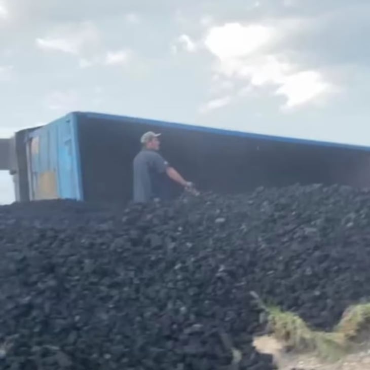 Vuelca tráiler cargado con carbón en la carretera Monterrey-Monclova
