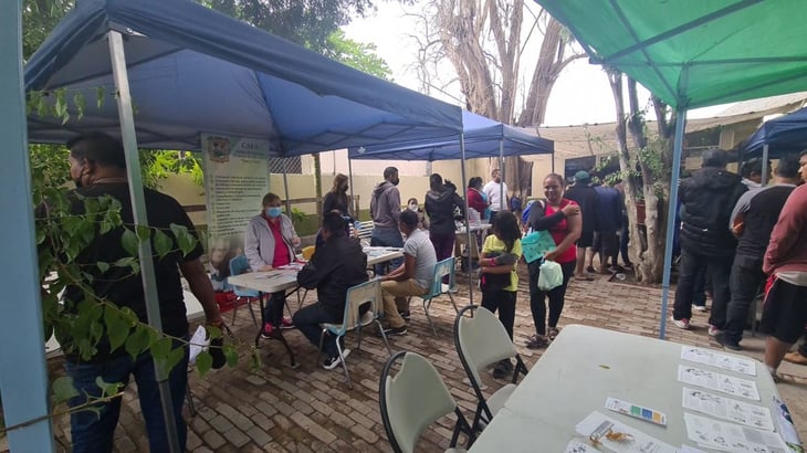 Migrantes responden a Feria de la Salud en Frontera Digna en Piedras Negras