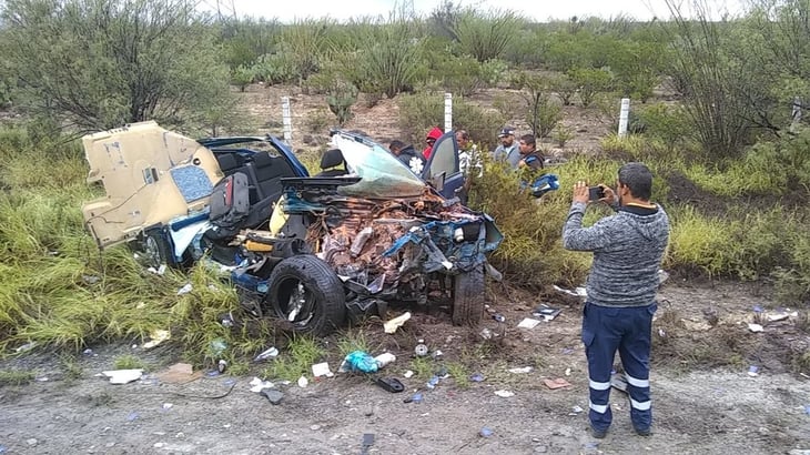 Doctor muere prensado en su camioneta tras chocar contra tráiler en la carretera Monterrey-Monclova