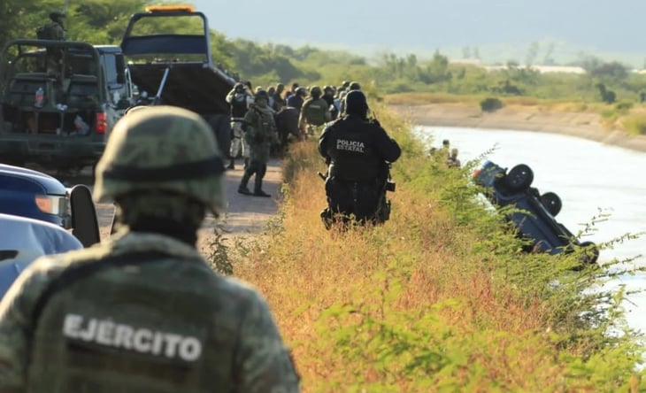 Tras persecusión, camioneta con hombres armados cae a canal y logran huir del Ejército y policía estatal en Culiacán 