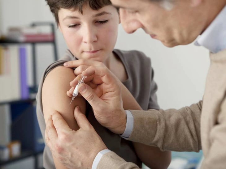 Sanidad debate hoy ampliar la vacuna contra el virus del papiloma a los niños