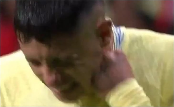 Emilio Lara se castiga con golpes en la cara por cometer un penalti