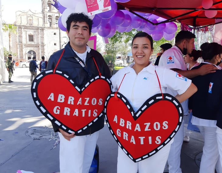 Estudiantes de enfermería regalan abrazos en Plaza Principal de Monclova 