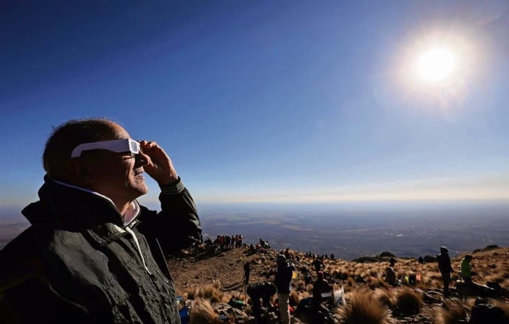 ¿Cómo ver un eclipse de Sol adecuadamente sin dañarse la vista en el intento?