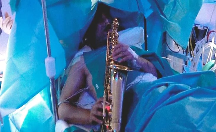 Paciente toca el saxofón mientras es operado de un tumor