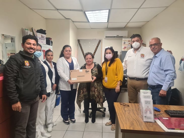 Esperanza Chapa dona laptop al Sector Salud