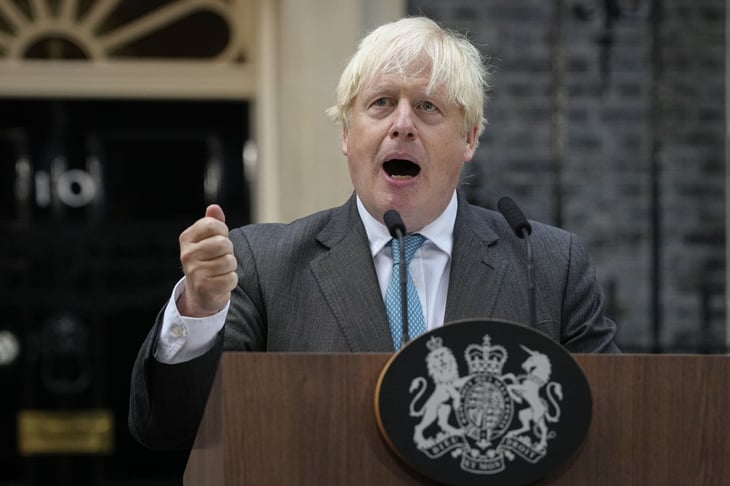 Johnson regresa al Reino Unido en medio de rumores de que se postulará para líder